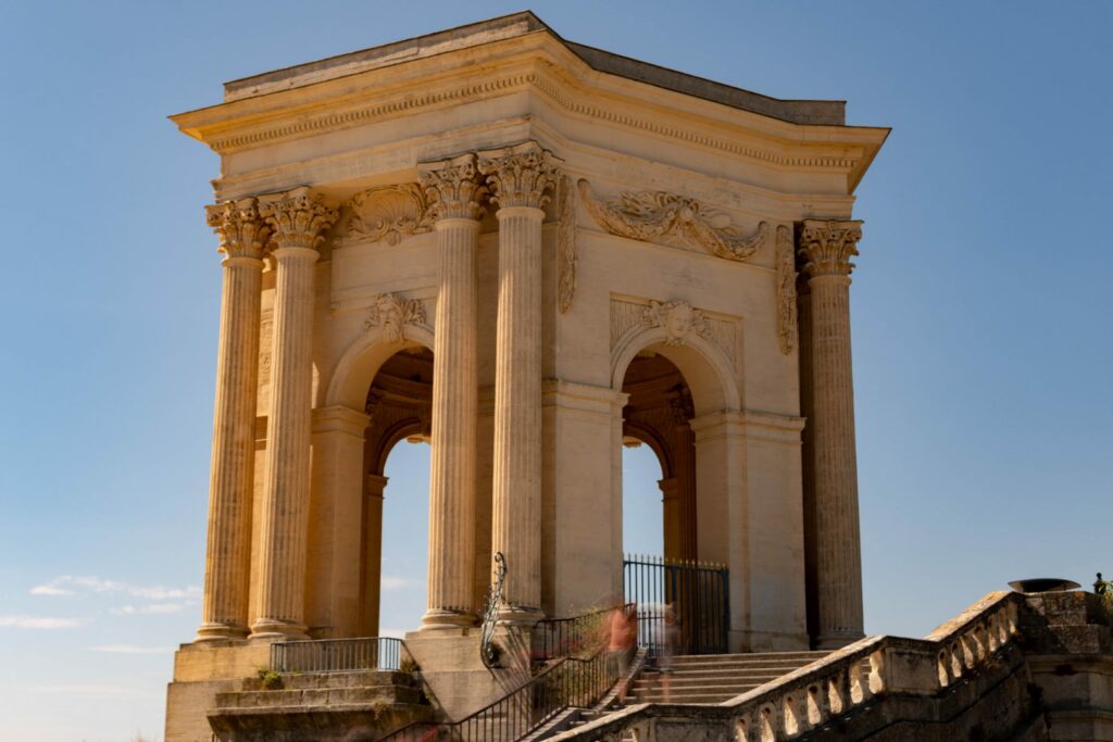 Château d'eau de la promenade du Peyrou vu de côté