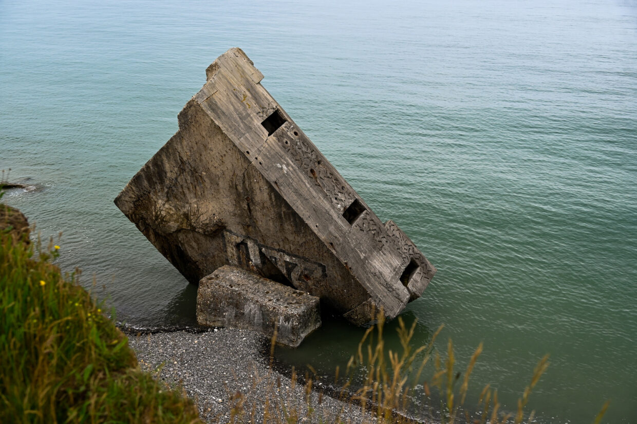 Le Bunker retourné sur la plage de Sainte Maguerite Sur Mer