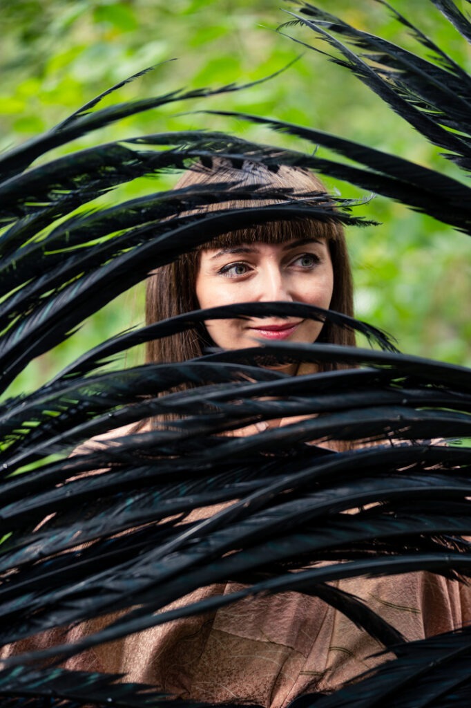 Portrait à travers des éventails en plumes