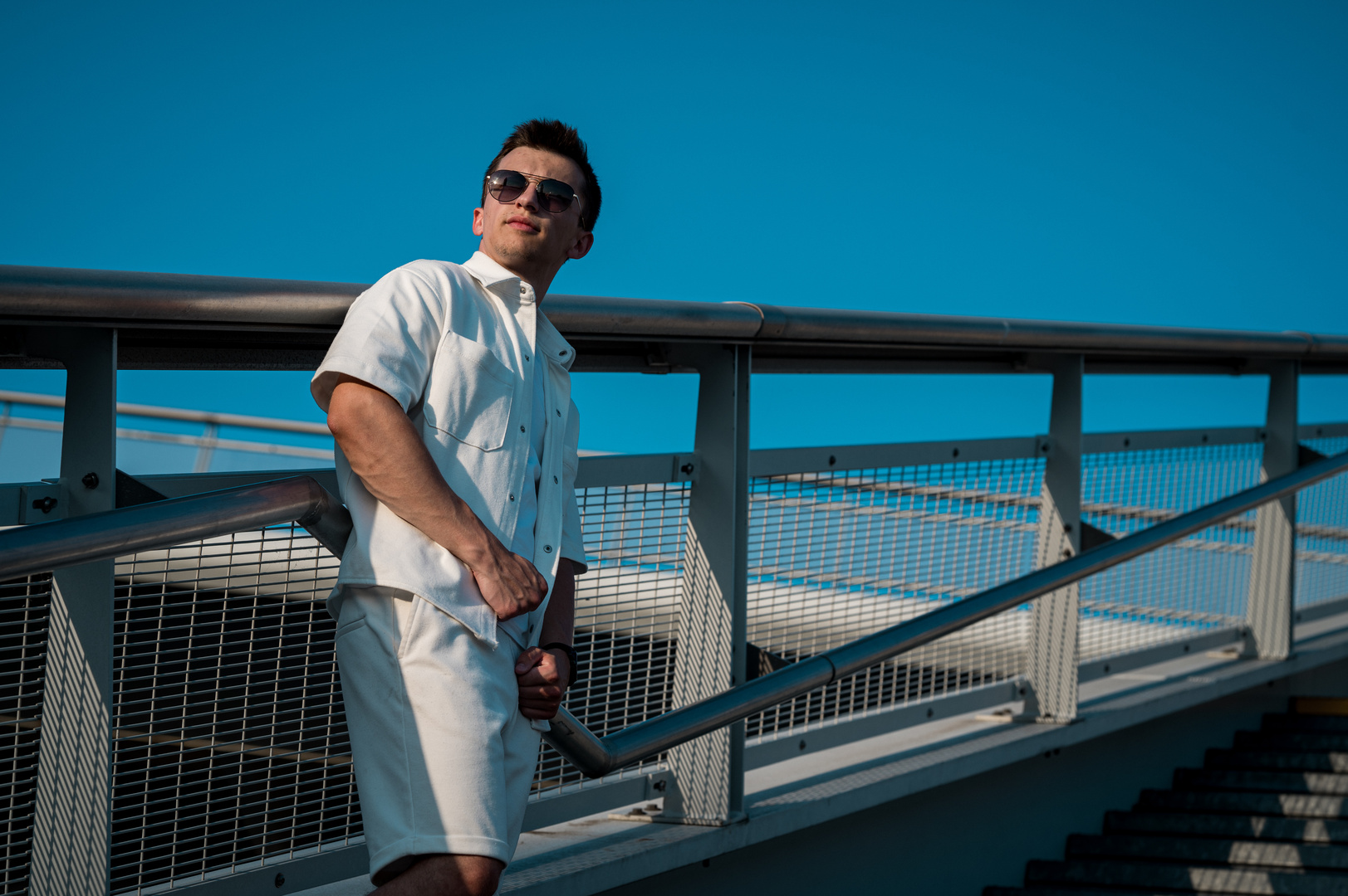 Portrait d'AntOne avec l'architecture métallique des quais de Rouen
