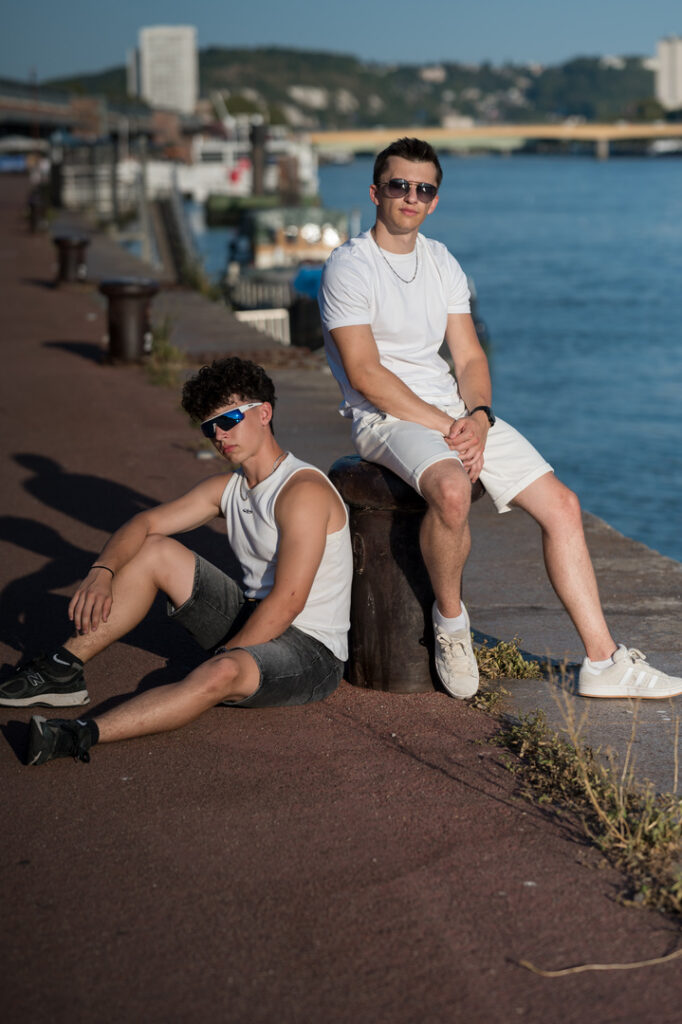 AntOne et Aurélien assis sur les quais