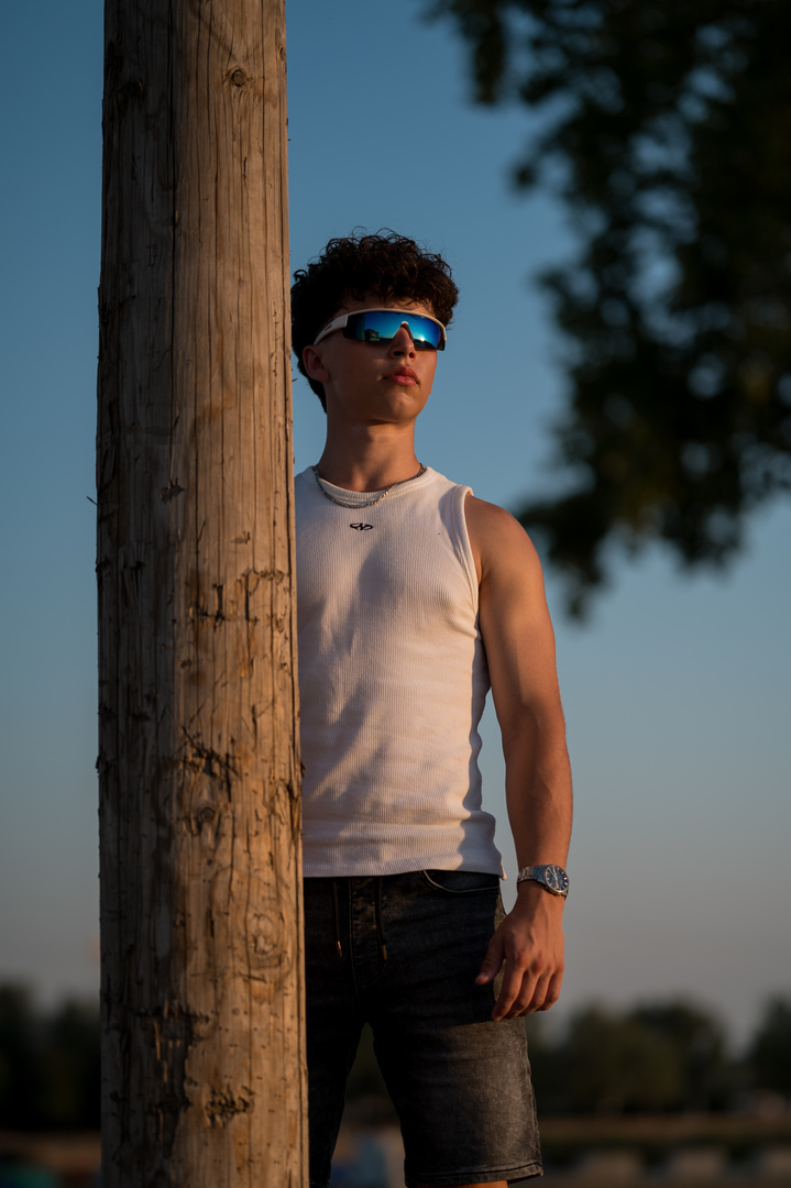 Portrait d'Aurélien à la golden hour sur les quais de Rouen