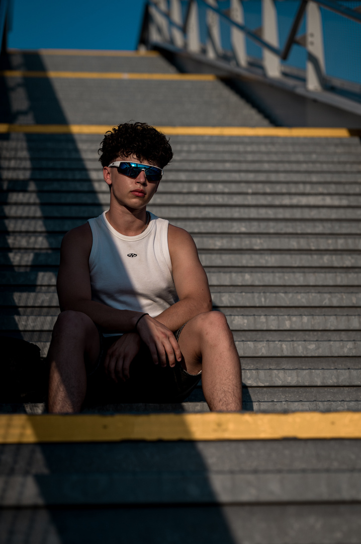 Portrait d'Aurélien dans les ombres d'un escalier à Rouen