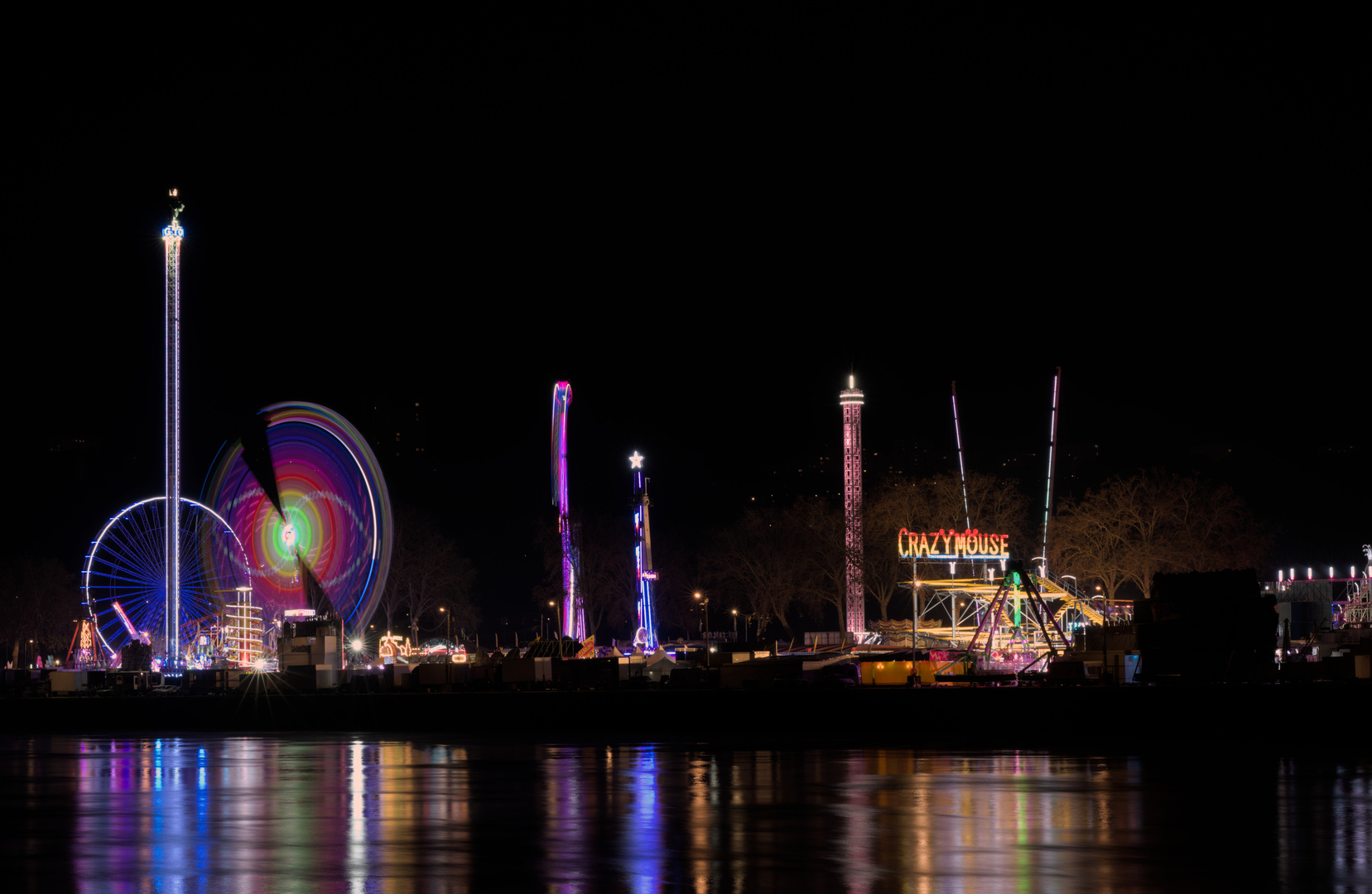 Panorama nocturne des manèges et de leurs reflets sur la Seine à Rouen