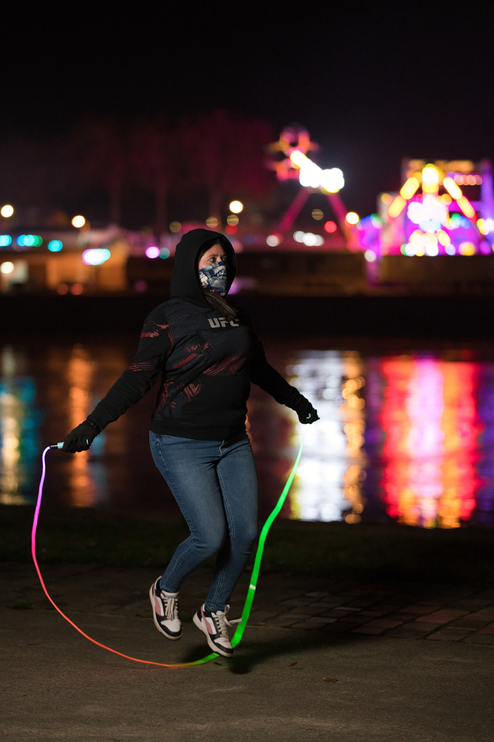Femme sautant à la corde lumineuse lors d’un shooting photo sportif de nuit à Rouen