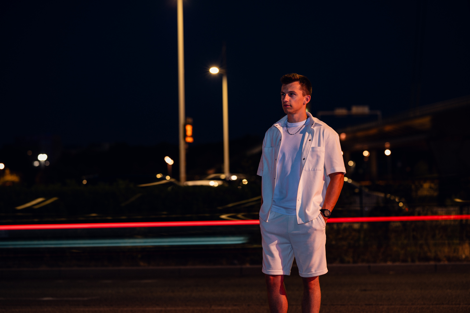 AntOne devant les traînées lumineuses des voitures