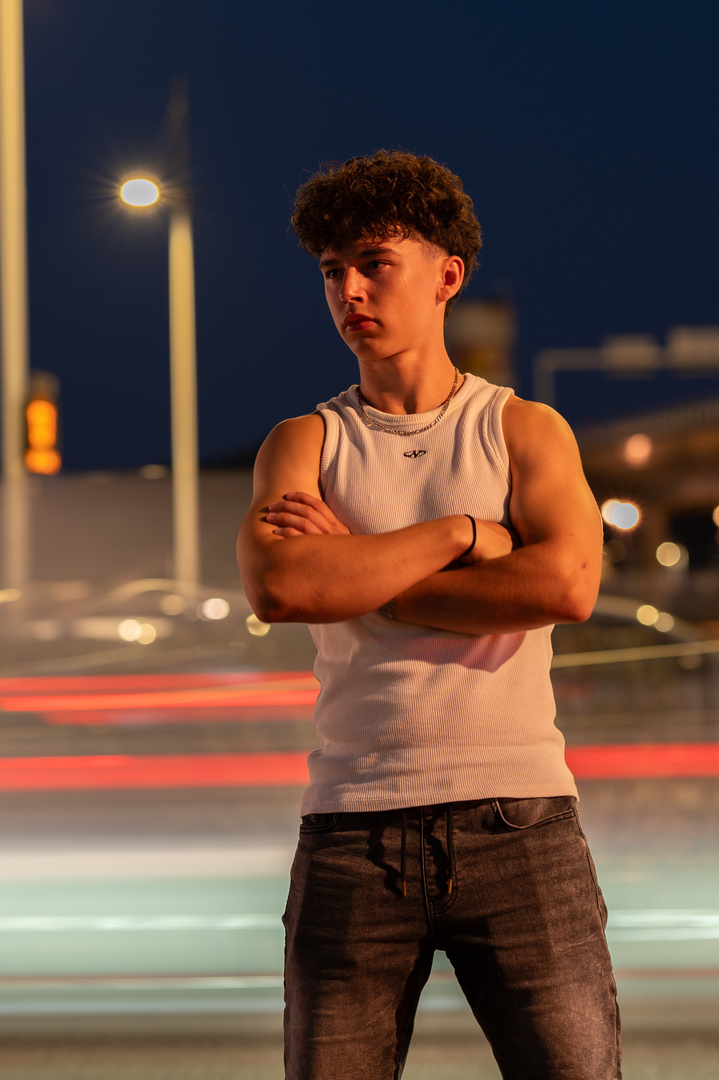 Portrait de nuit d'Aurélien à Rouen devant les traînées lumineuses